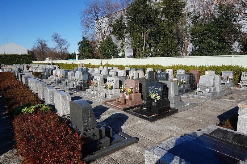 平和浄苑　洋型墓石が並ぶ「ゆとり墓所」