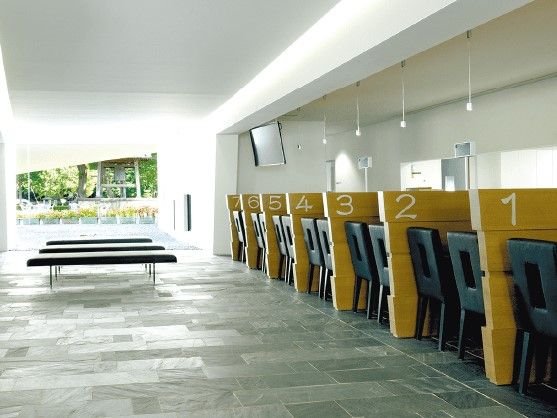 所沢聖地霊園　管理事務所内のエントランスロビーと受付窓口