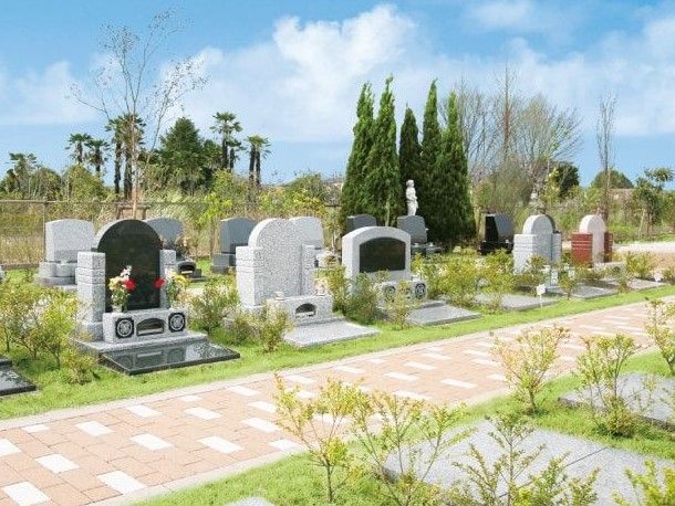 大宮霊園 第二期　緑に囲まれた墓石