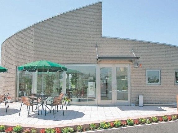 大宮霊園　個性的な形の管理棟