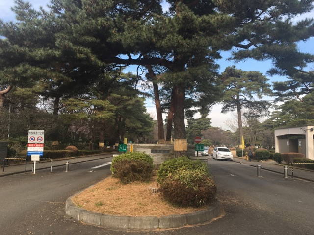 都立 小平霊園　小平駅から徒歩3分の所にある霊園入り口