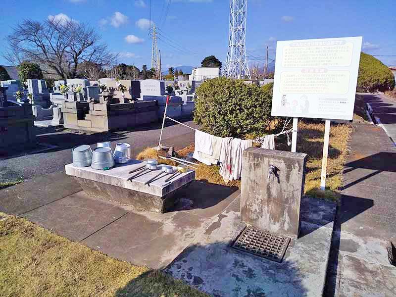 大分市営 丸山墓地公園　広い水場