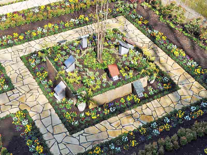 鎌倉やすらぎの杜　色とりどりの花々が楽しめる墓域