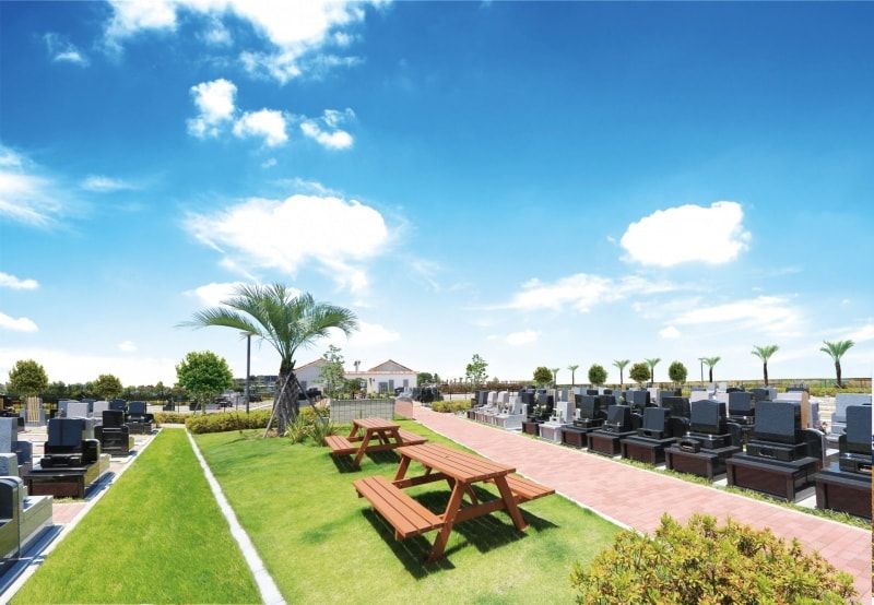 青空と第二朝霞聖地霊園の墓地区画