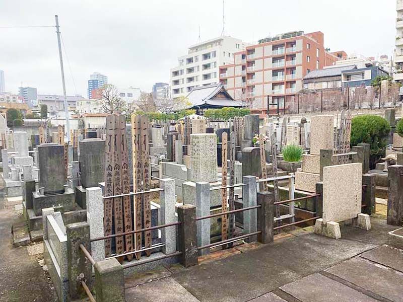 蓮乗院　厳かな雰囲気の墓域