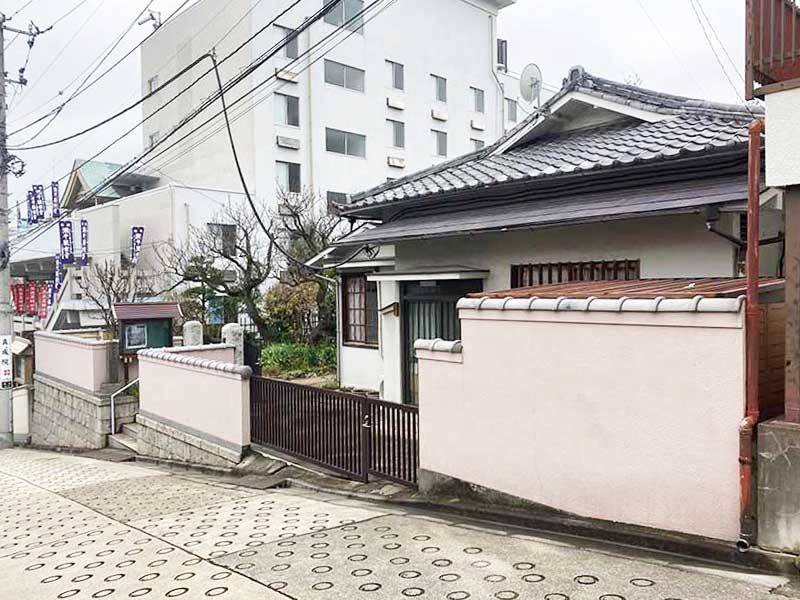 蓮乗院　ゆるやかな坂道の公道