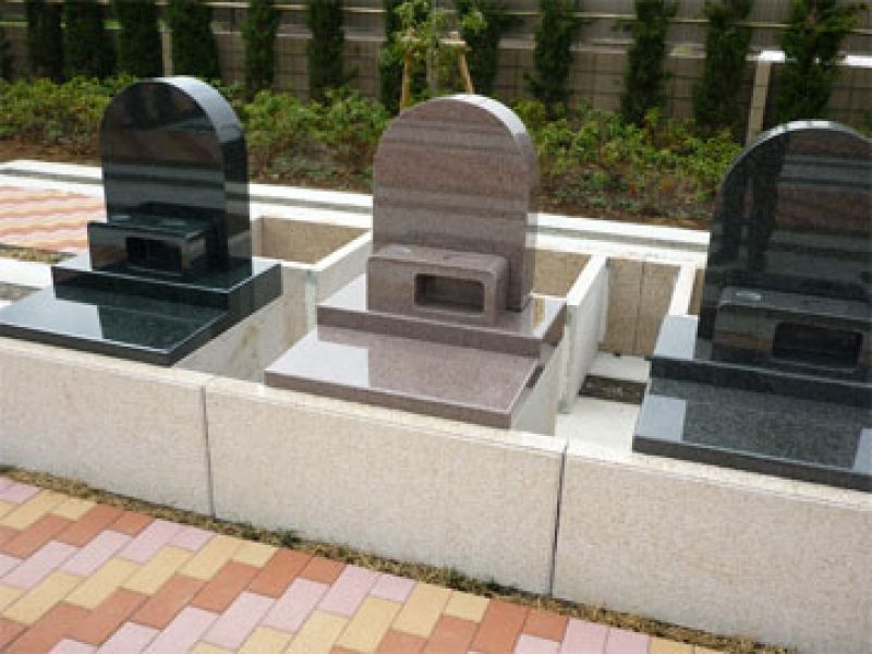 公園墓地 やすらぎの杜　墓石間が空いている墓域