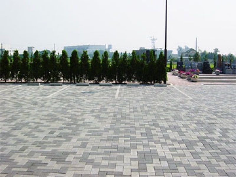 朝霞聖地霊園　整備された駐車スペース