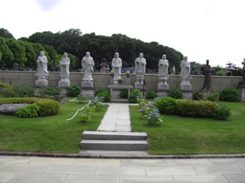 さいたま聖地霊園　園内を見守る石像