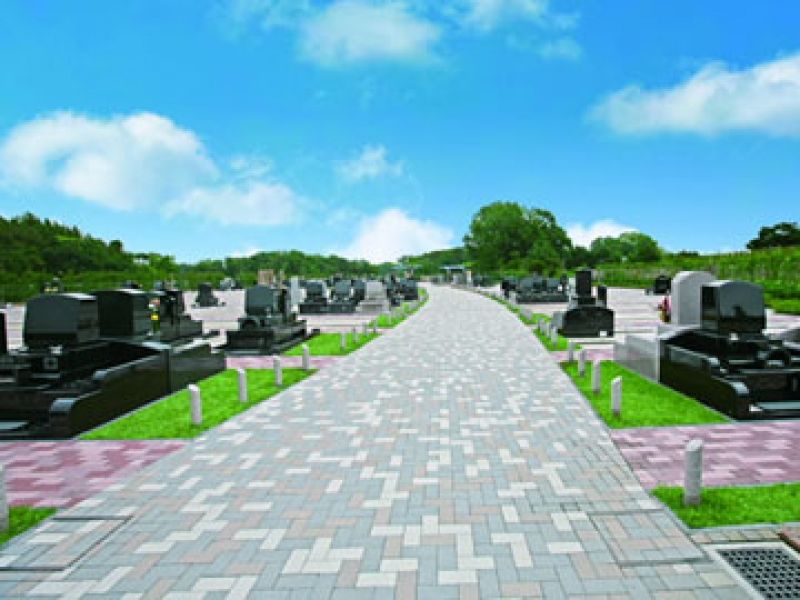 「むさしの聖地 永久の郷」の幅が広い通路