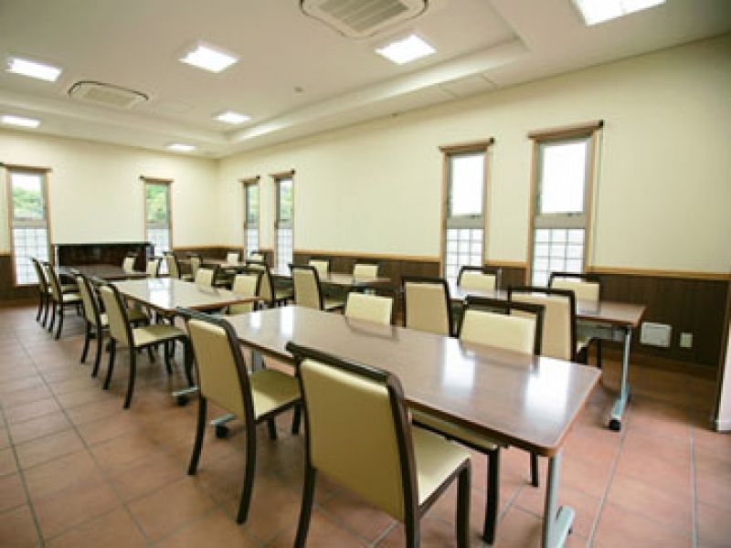 「むさしの聖地 永久の郷」の机とイスが並んだ休憩施設