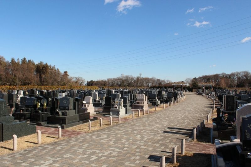 青空の下に広がる「むさしの聖地 永久の郷」の墓所