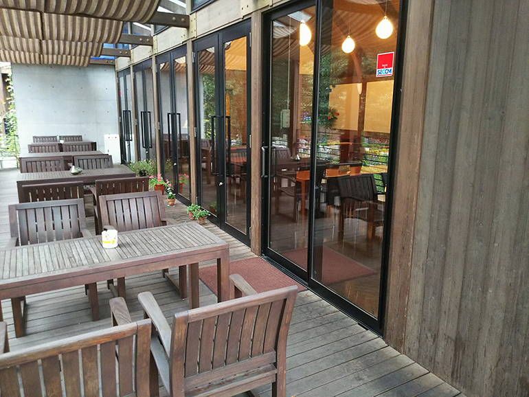 小平ふれあいパーク　日当たり良好なウッドテラス