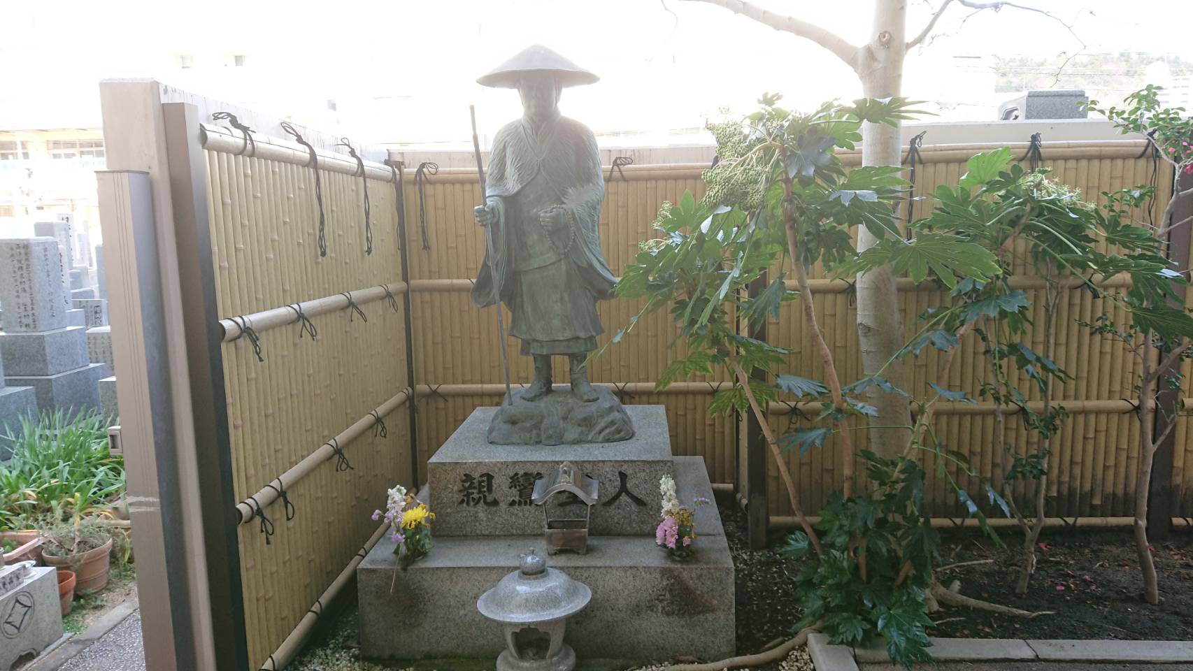 専光寺墓苑にある親鸞聖人像