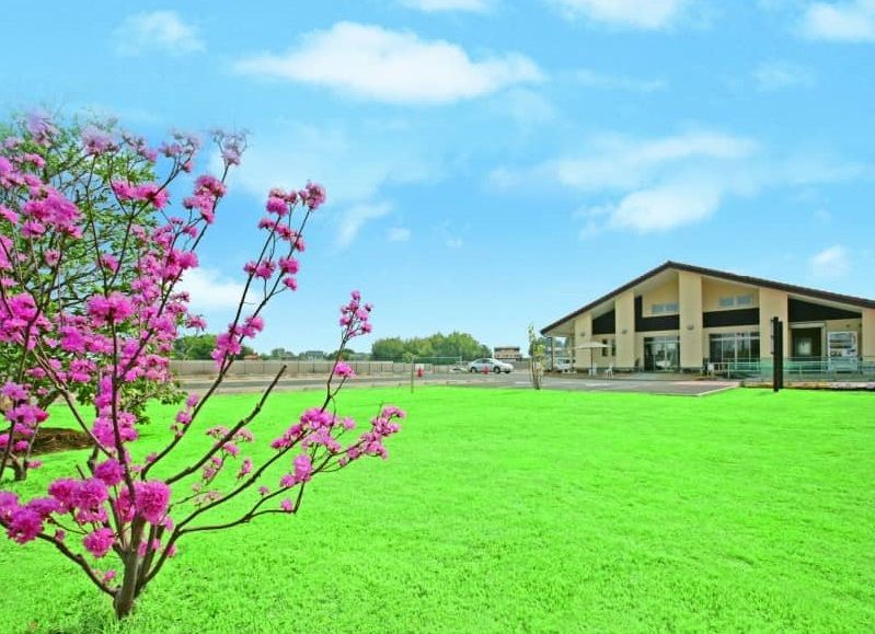 メモリアルパーク緑の丘　花と緑のコントラストが鮮かな管理事務所前