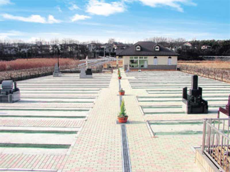 メモリアルステージたかさか　花が添えられた参道