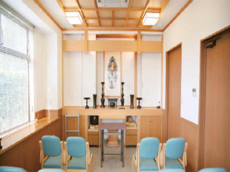 狭山やすらぎ霊園　明るい雰囲気の法要室