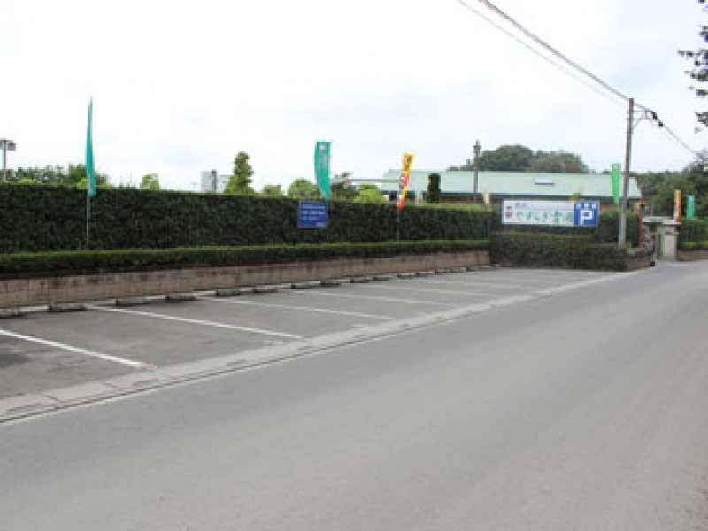 狭山やすらぎ霊園　ゆったりとした駐車スペース