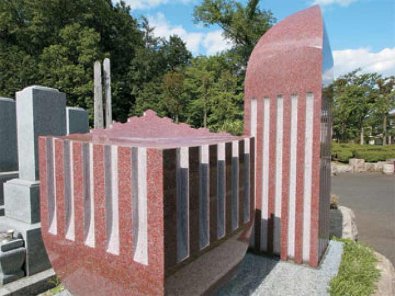 新光墓苑　鮮やかな色のモニュメント