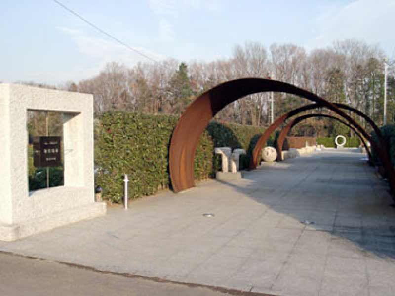 新光墓苑　霊苑入口のアーチ