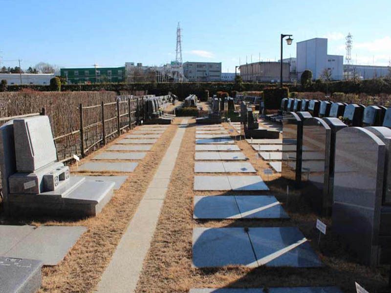 川越さくら浄苑　植栽が囲む苑内