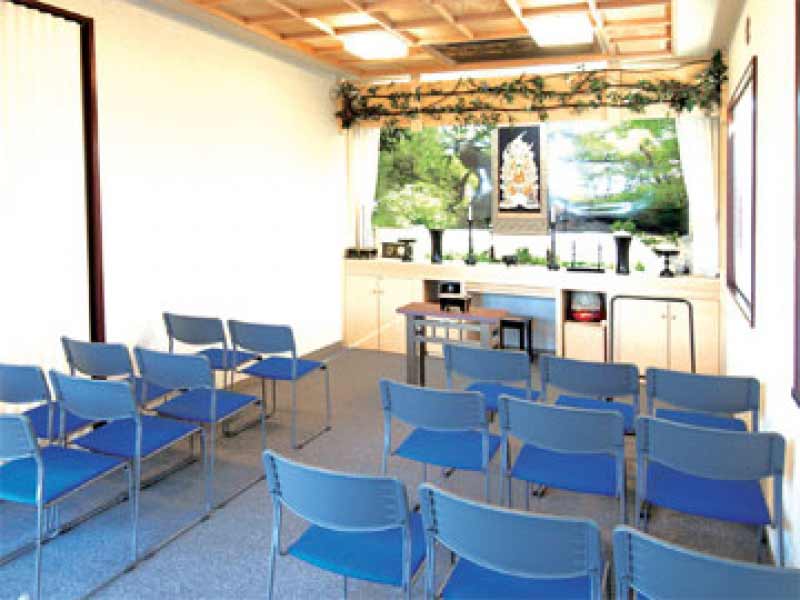 川越さくら浄苑　緑のある法要室