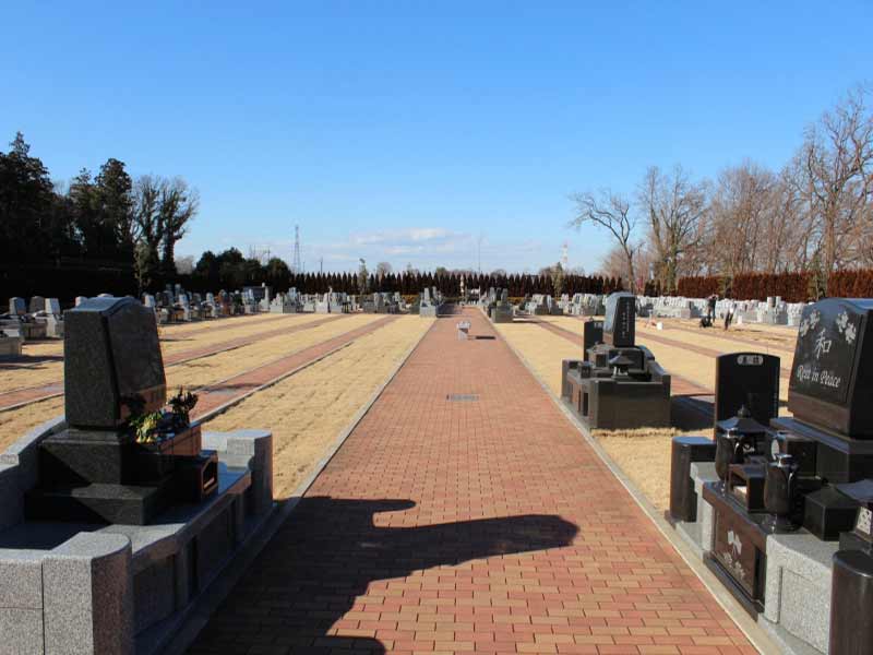 南川越霊園　参道はバリアフリー設計