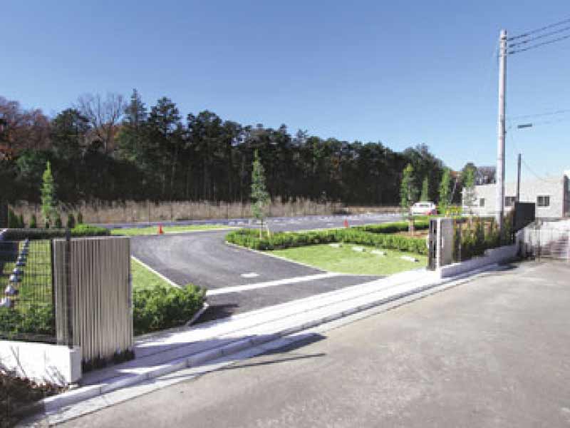 南川越霊園　芝生スペースも駐車可能