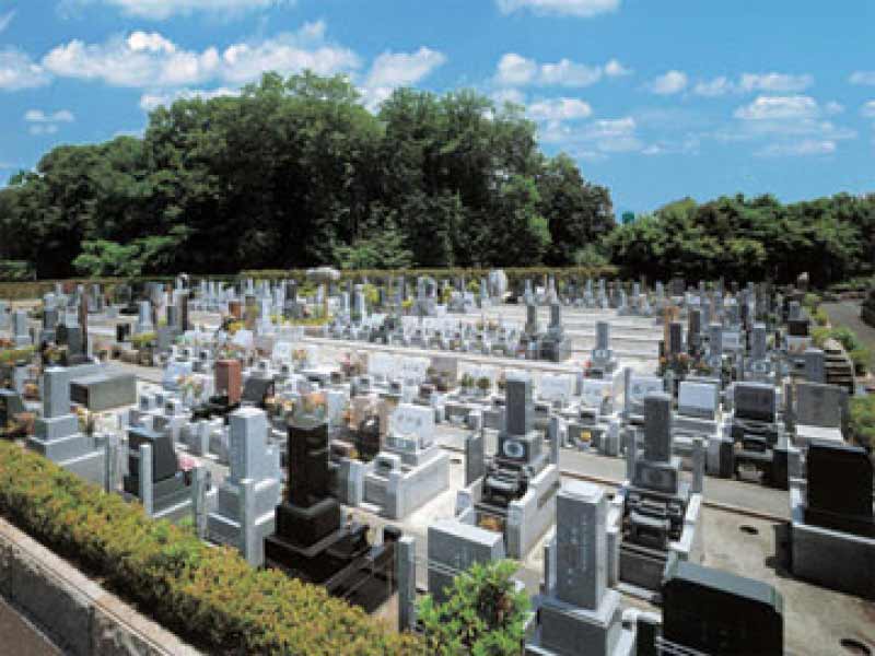 仏子聖地霊園　様々な墓石が混在