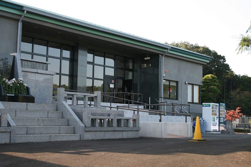 宮沢湖霊園の管理棟