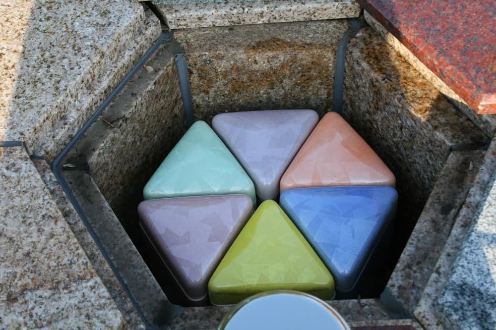 個別でいれるカラフルな骨壷