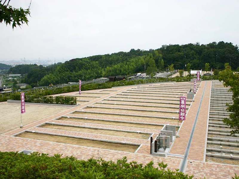 枚方紫峰霊苑　バリアフリー設計の園内