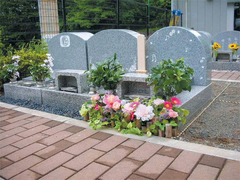 メモリアル富士見霊園　いろいろなデザインの墓石
