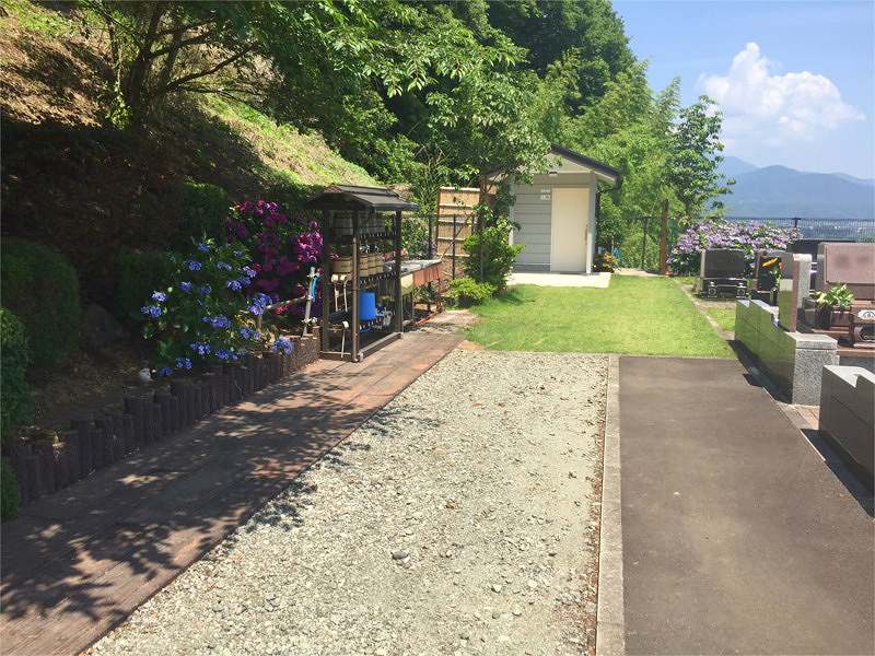 メモリアル富士見霊園　アジサイが咲く水場と広い参道