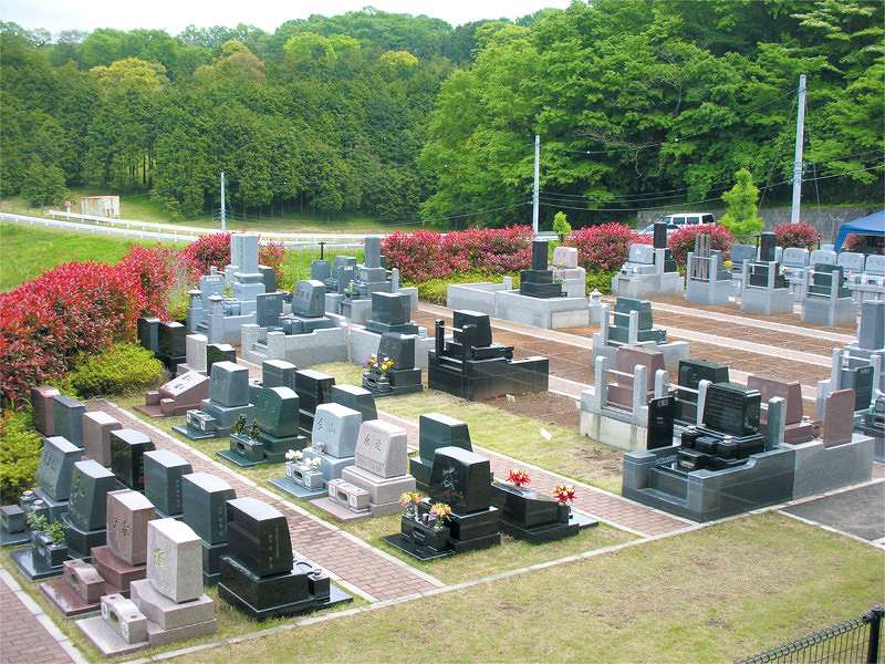 メモリアル富士見霊園　芝生が敷かれた園内