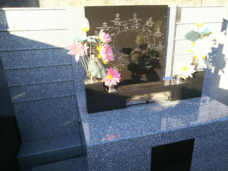 公園墓地 瑠璃光苑　花を添えられた永代供養墓