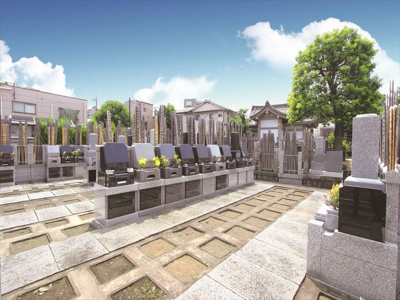 下高井戸 龍泉寺墓苑　和・洋型墓石が混在する永代供養付墓所