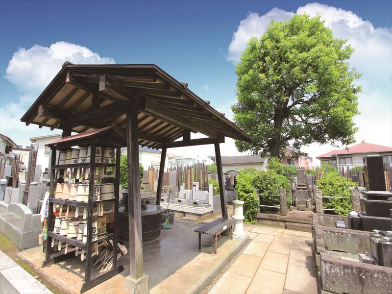 下高井戸 龍泉寺墓苑　道具完備の屋根付き水汲み場