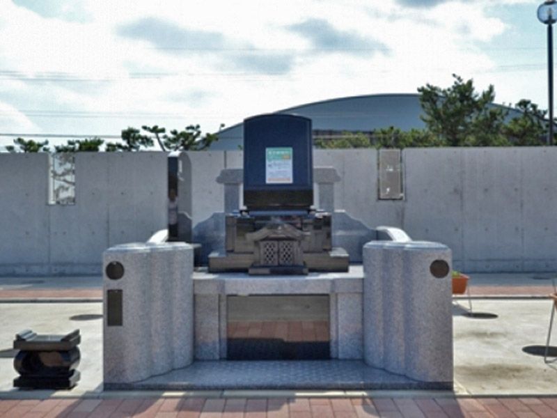 多種多様な形の墓石