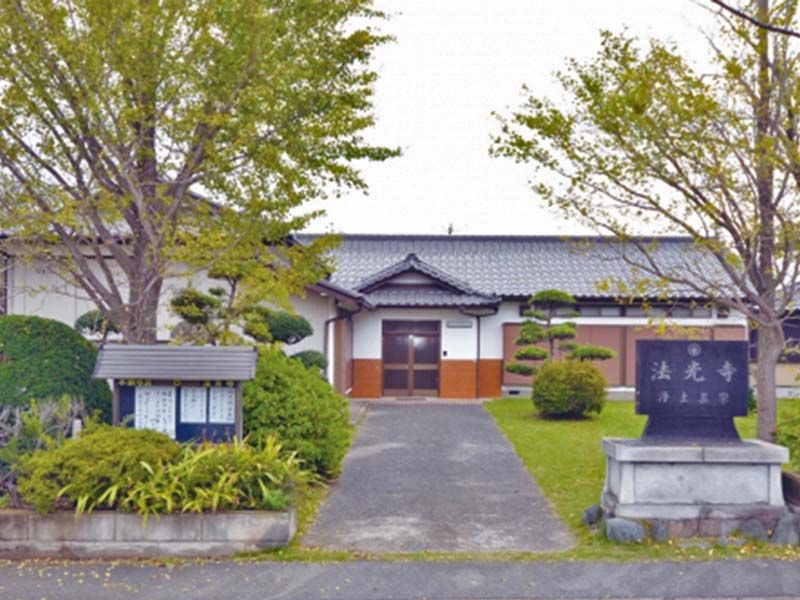 洗練された霊園正面入り口