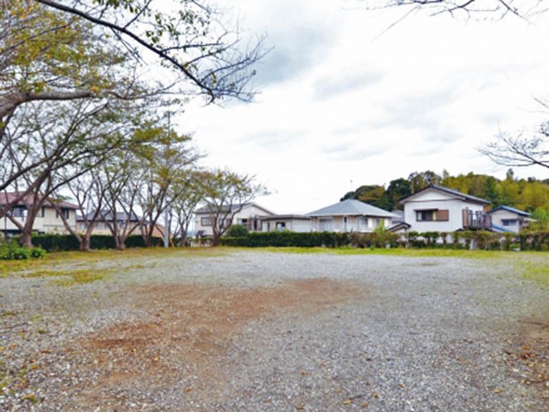 多数の車も停められる大型駐車場完備