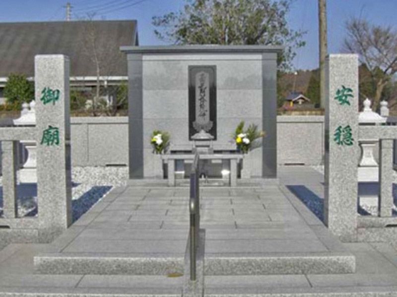 広々とした日当たりのよい墓所