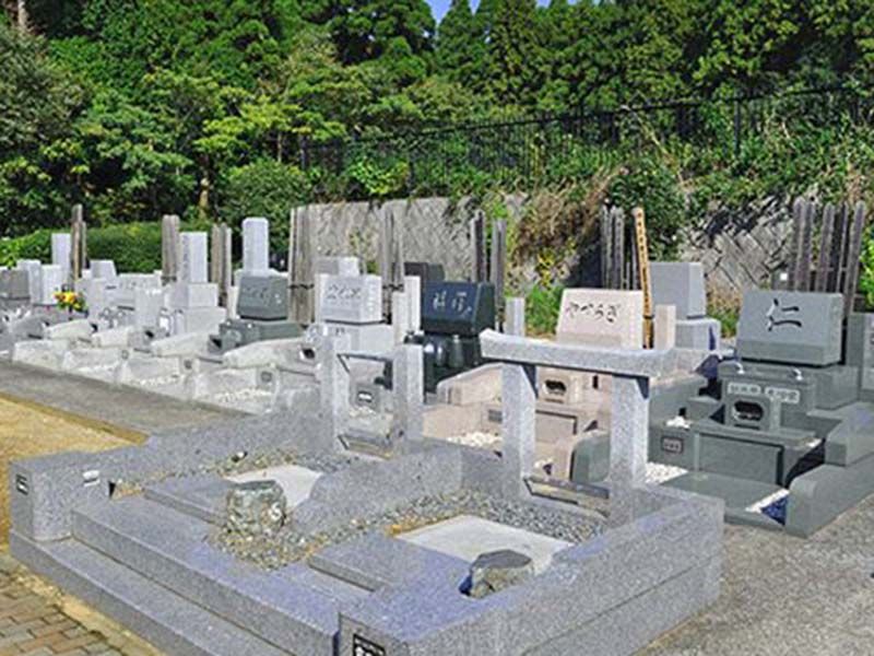 緑あふれる墓所