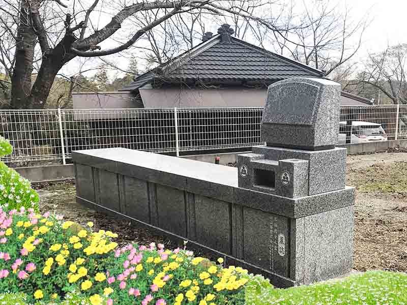 花壇や植木の手入れが行き届いた墓所