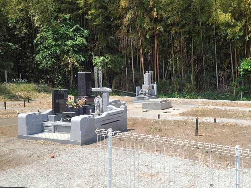 緑に囲まれた墓所