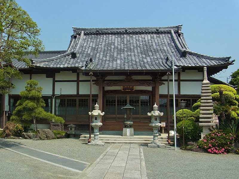 厳かな雰囲気の東学寺