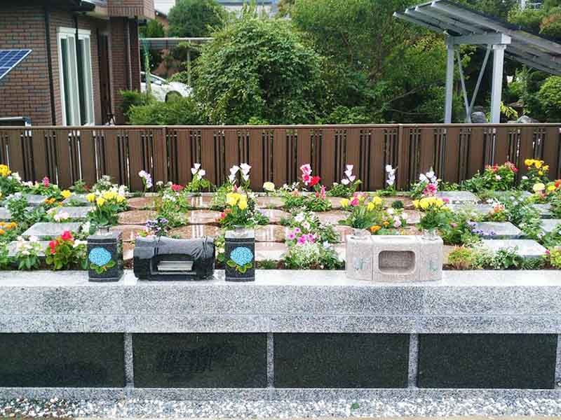 花々や緑に囲まれた墓所