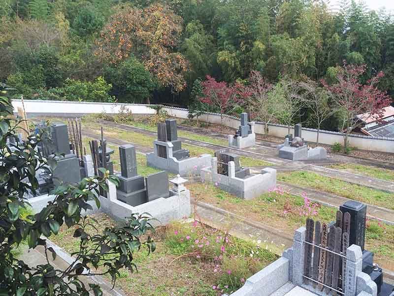 広々としたつくりの東光墓園