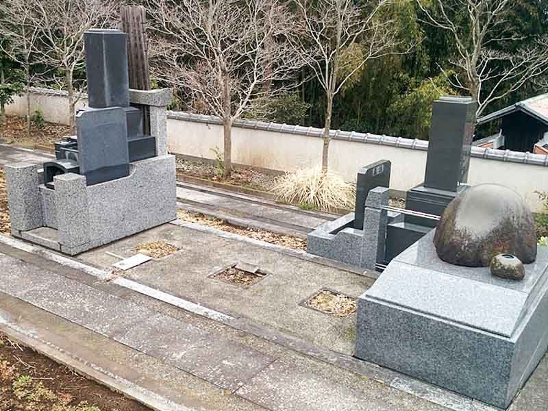 舗装された参道と墓所