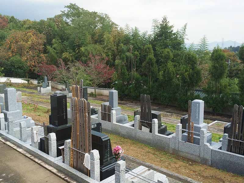 緑の中にある閑静な霊園